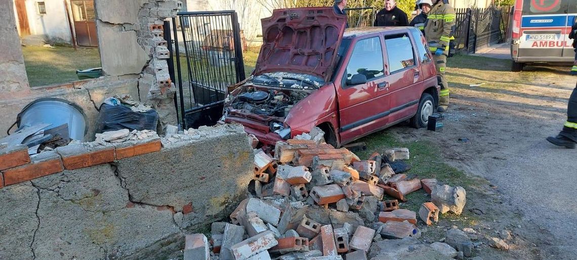 Pijany i bez prawa jazdy wjechał w budynek gospodarczy. Dwie pasażerki w szpitalu, jedna zabrana śmigłowcem