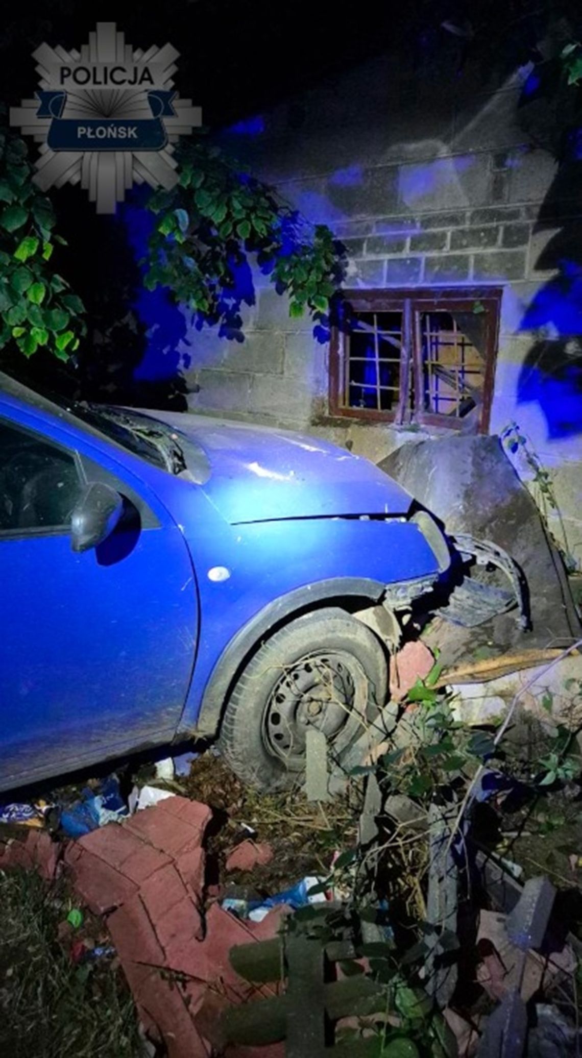 Pijany kierowca staranował ogrodzenie i uderzył w budynek
