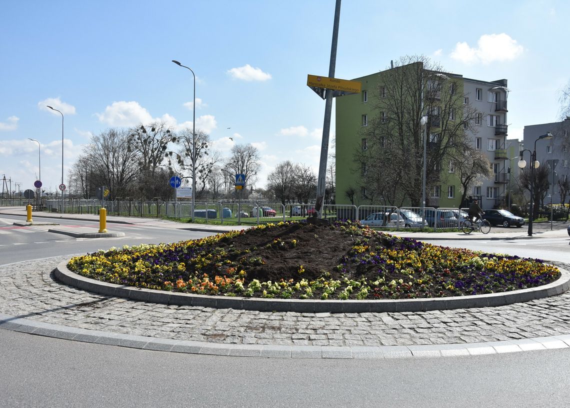 Pijany kierowca uderzył w latarnię na rondzie w Płońsku