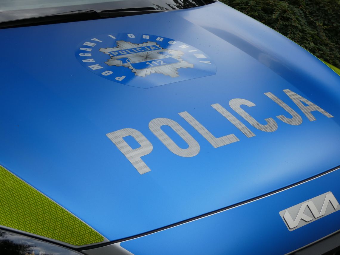 Pijany wjechał w ogrodzenie. Policję wezwał świadek, gdy chciał odholować auto