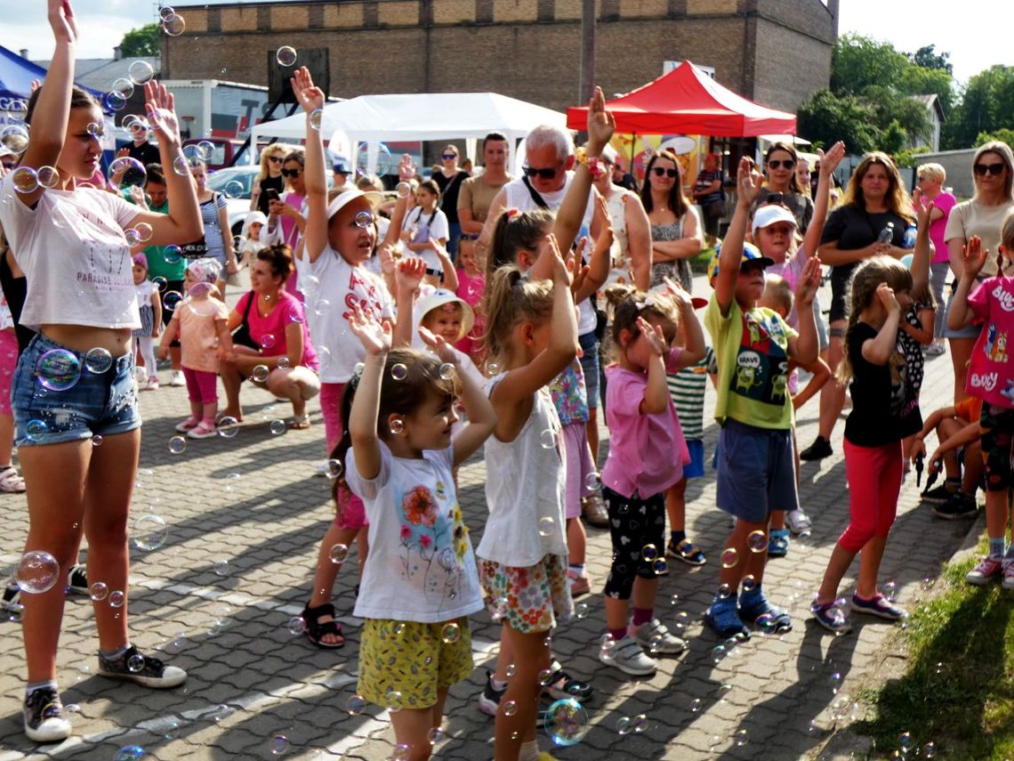 Piknik z okazji Dnia Dziecka w Glinojecku. Kolorowo, wesoło i tanecznie przed domem kultury