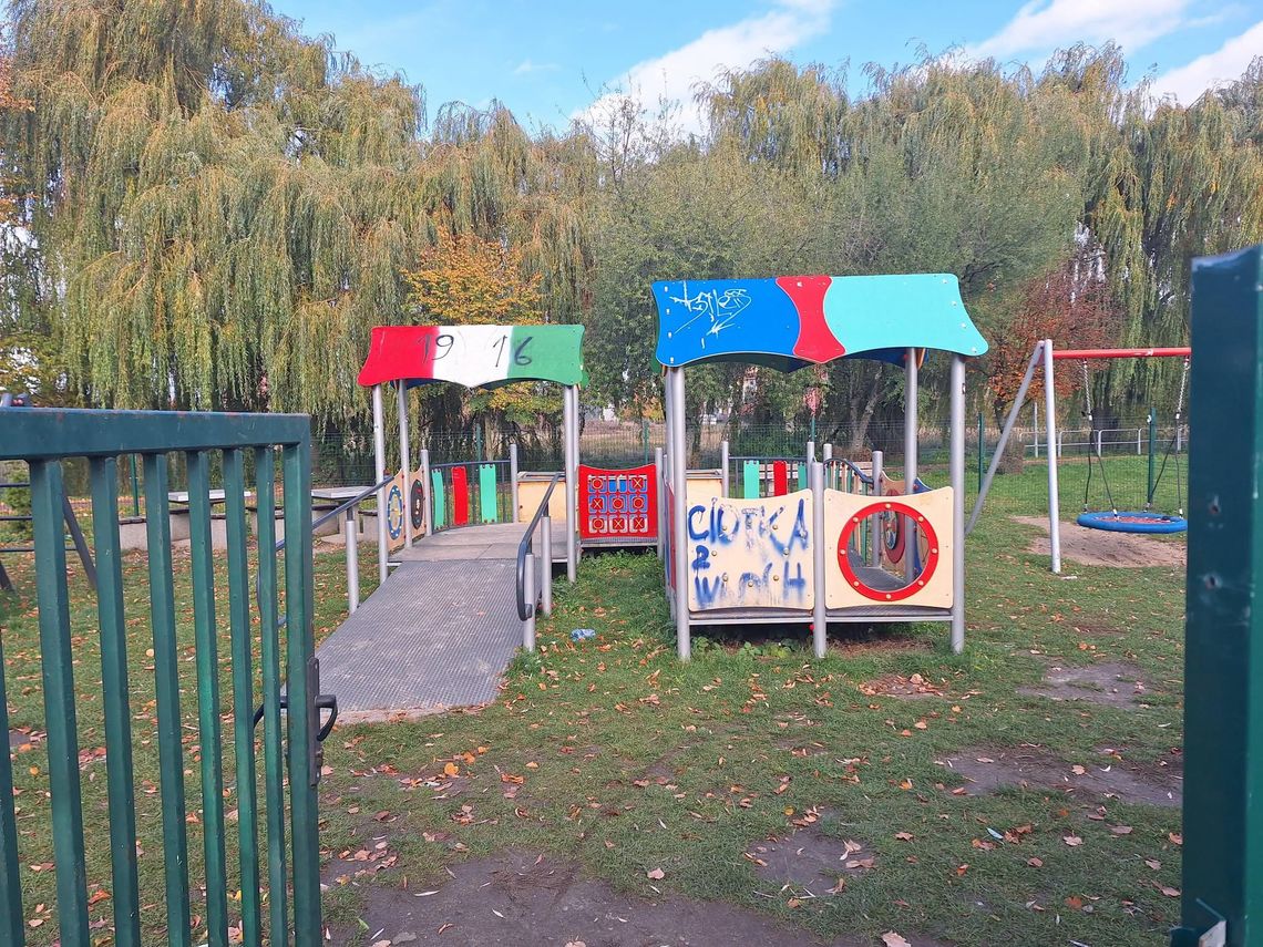 Plac zabaw przy ul. Sarbiewskiego ma być bezpieczniejszy. Miasto reaguje na akty wandalizmu