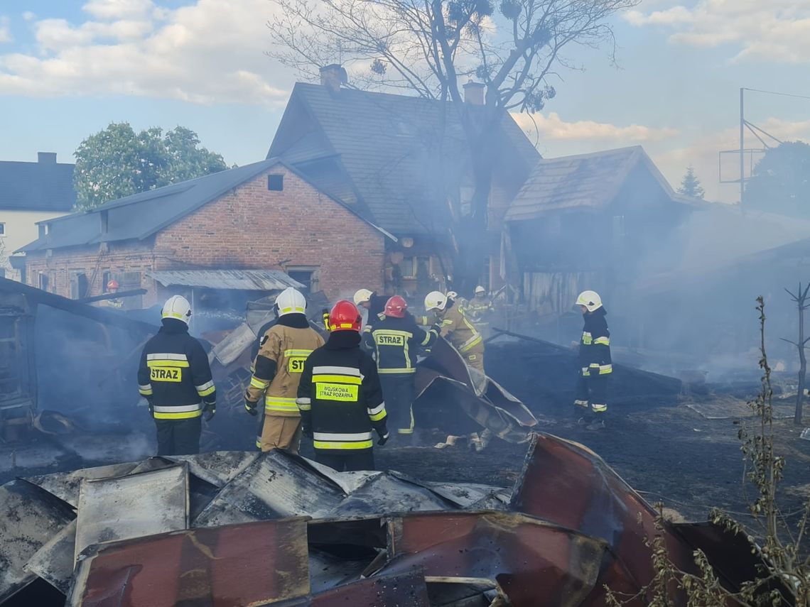 50 strażaków walczy z pożarem na trzech posesjach w Szczypiornie. Płonęły stodoły, altany i wiaty