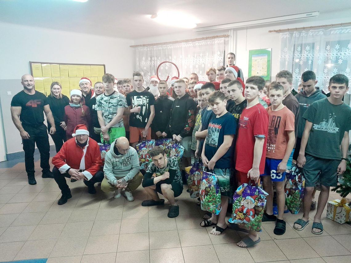 Płońscy MotoMikołaje ruszyli w świąteczną trasę z prezentami. Rozdali blisko pół tysiąca paczek. Gdzie byli?