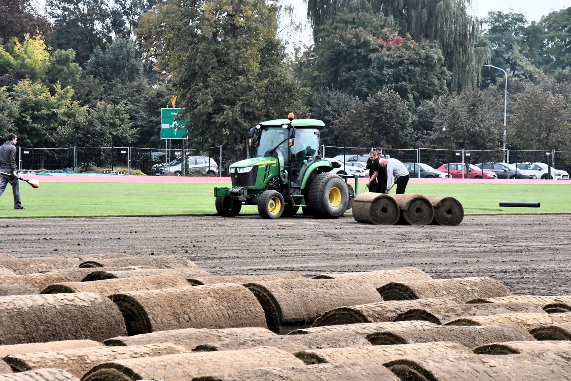 Płoński stadion rośnie w oczach. Pojawiła się murawa