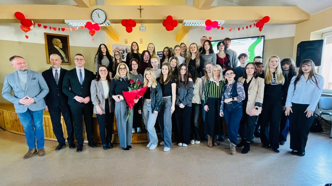 Płońskie LO podsumowało 4-letnią współpracę z UW Płońskie LO podsumowało 4-letnią współpracę z UW