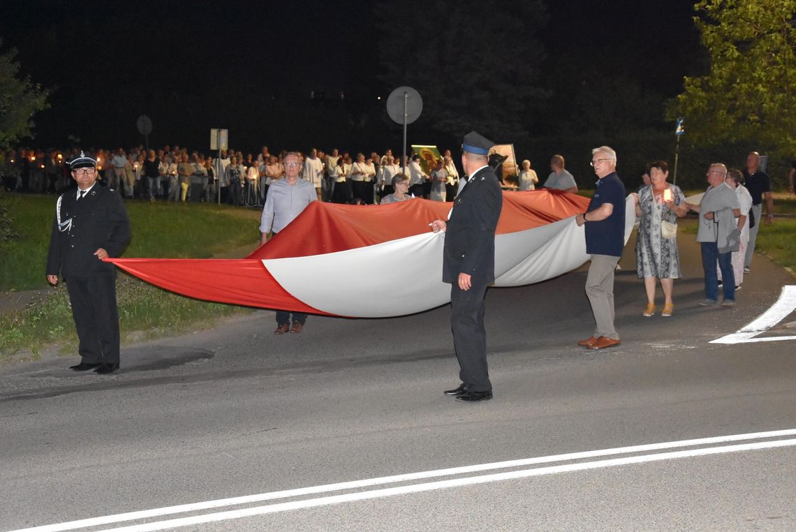 Płońszczanie modlili się w procesji różańcowej za ojczyznę Płońszczanie modlili się w procesji różańcowej za ojczyznę
