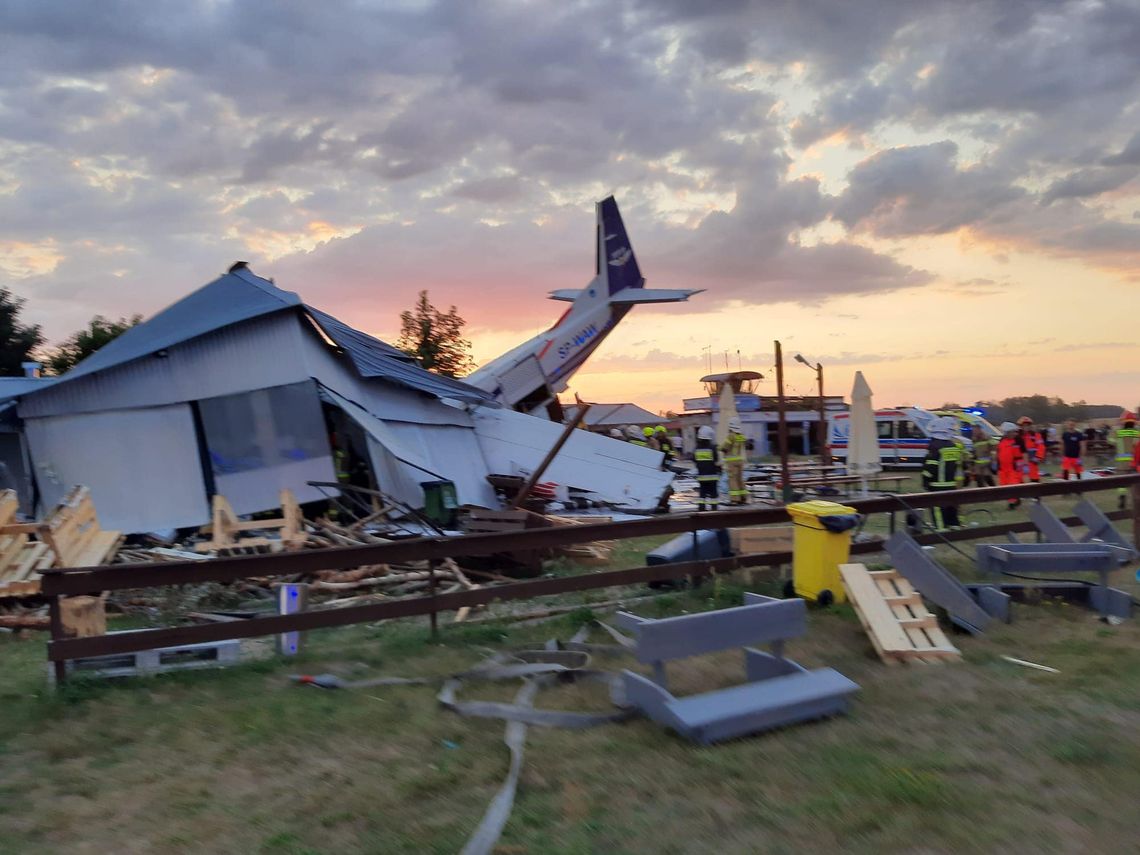 Pod Nasielskiem samolot rozbił się o hangar, w którym byli ludzie. Nie żyje 5 osób