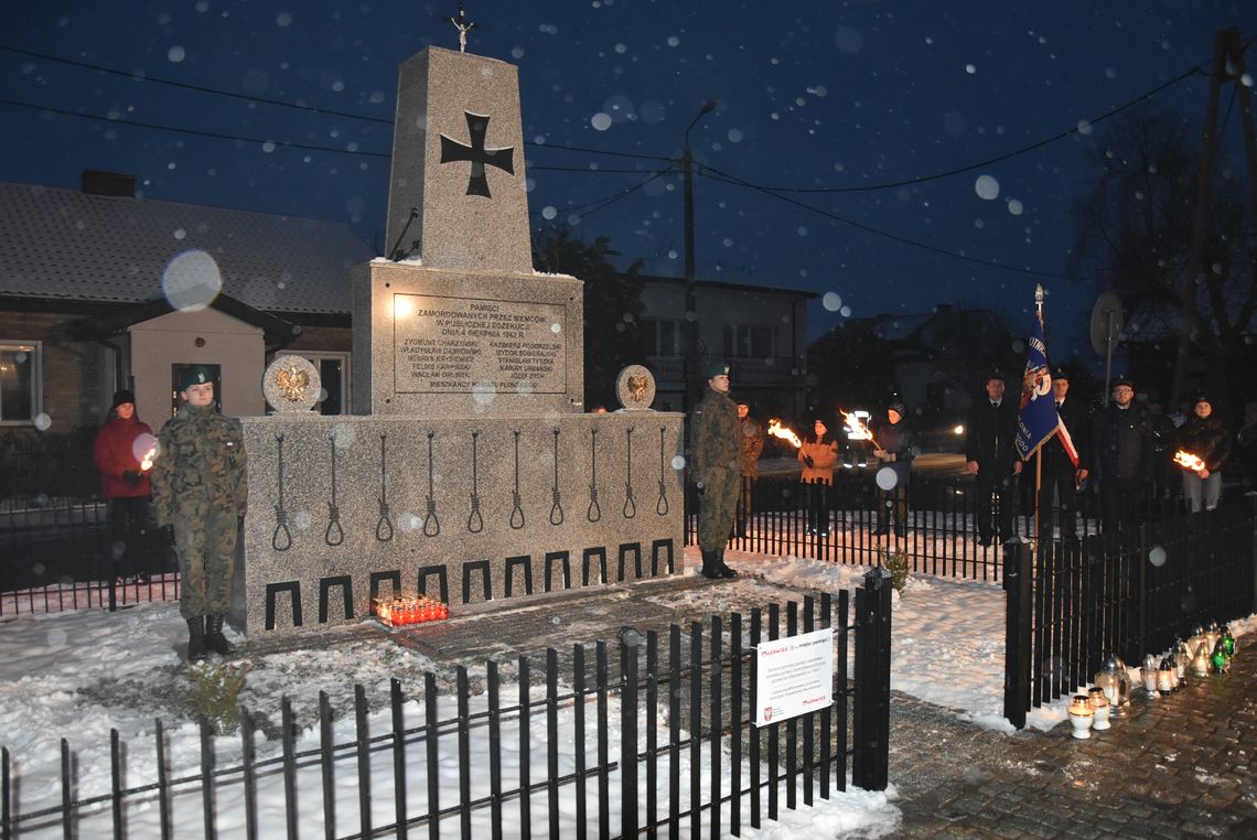 Pod Raciążem odsłonili pomnik zabitych mieszkańców. Był też zlot poszukiwaczy