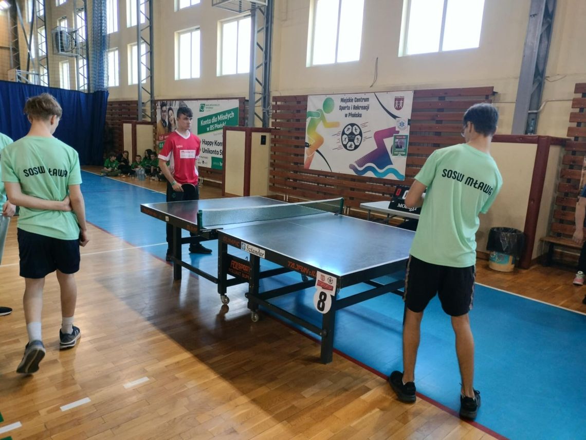 Podopieczni Ośrodków Szkolno-Wychowawczych przy tenisowych stołach