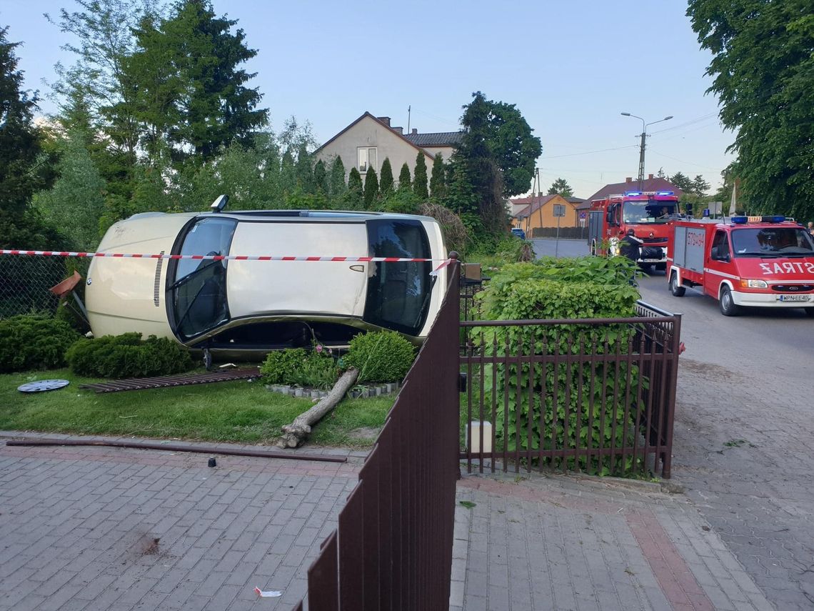 Podróż dwóch mężczyzn z dachowaniem i finałem na podwórku