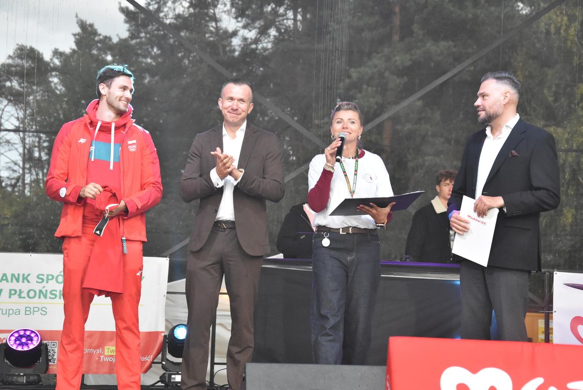 Pogoda nie pomagała, ale tłumy dotarły na Święto Gminy Załuski