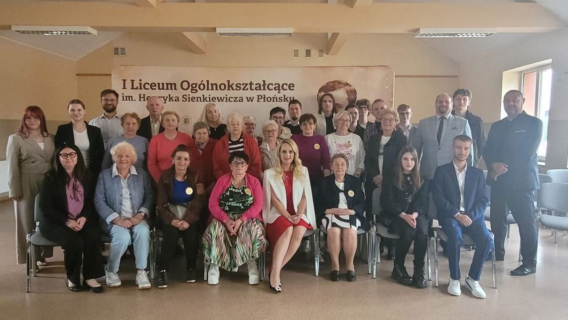 Pokolenia o wspólnych wartościach podczas spotkania w auli płońskiego liceum