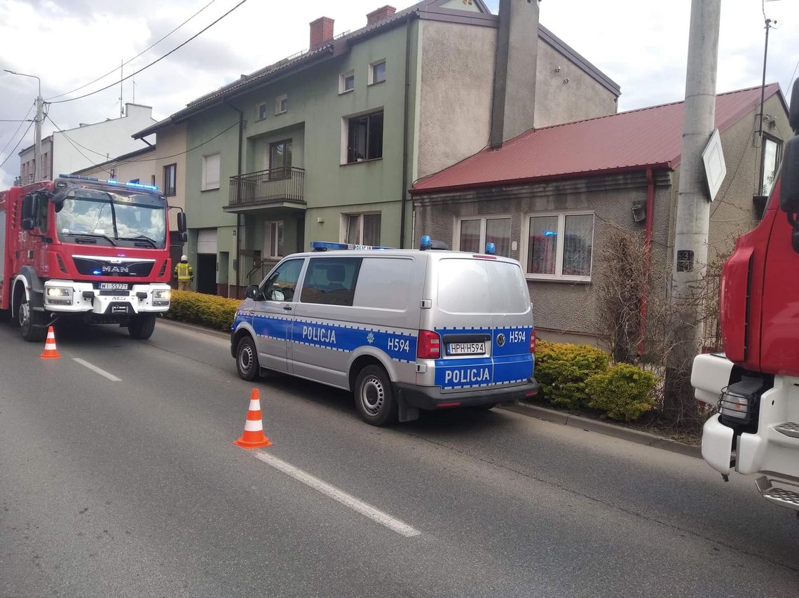 Policja o sobotnim pożarze przy ul. Płockiej. 87-latkę uratowali mundurowi