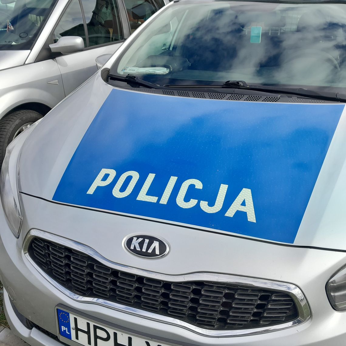 Policjanci z Płońska i Nowego Dworu zatrzymali sprawców kradzieży mercedesa