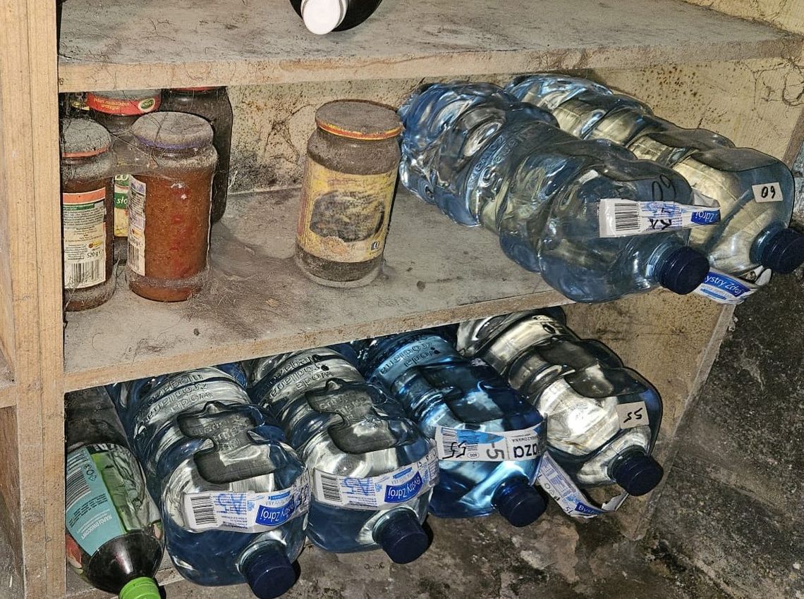 Policjanci zabezpieczyli około 230 litrów bimbru i aparaturę do jego produkcji Policjanci zabezpieczyli około 230 litrów bimbru i aparaturę do jego produkcji