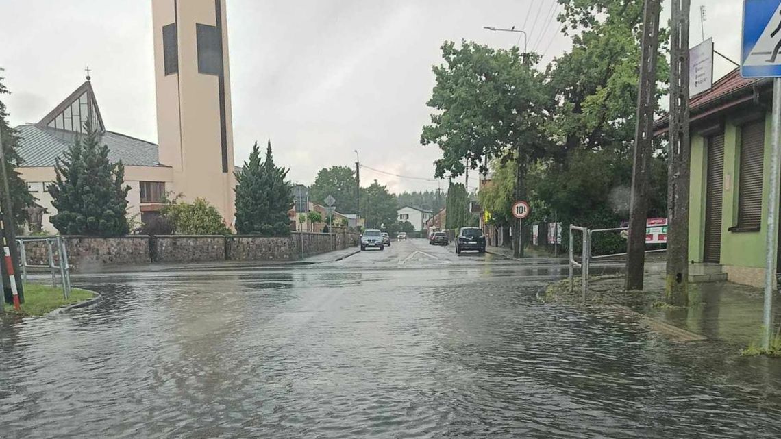 Ponad 50 interwencji związanych z zalaniem Glinojecka. Na ulicach woda po kolana