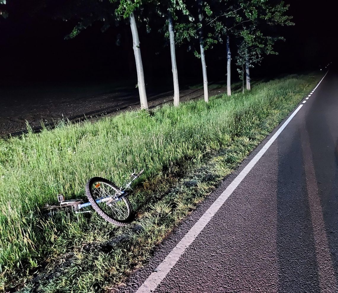 Potrącenie rowerzysty, który jechał środkiem jezdni. W organizmie ponad 2 promile alkoholu!