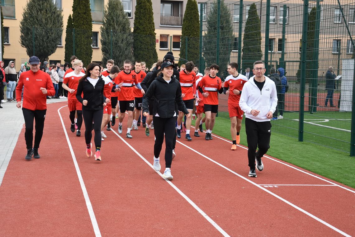 Powiatowe Centrum Sportu rośnie w siłę. Jest orlik i bieżnia