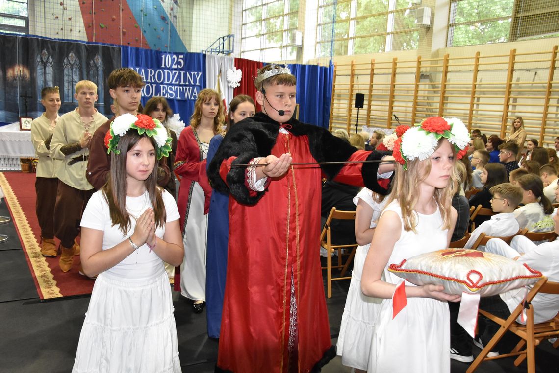 Powrót do historii. Koronacja króla Bolesława Chrobrego w murach SP 1 w Płońsku Powrót do historii. Koronacja króla Bolesława Chrobrego w murach SP 1 w Płońsku