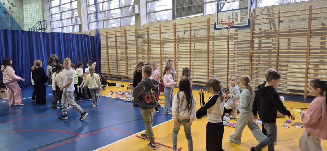 Powrót do zabawek z przeszłości. Kolejny bazarek w Szkole Podstawowej nr 1 w Płońsku Powrót do zabawek z przeszłości. Kolejny bazarek w Szkole Podstawowej nr 1 w Płońsku