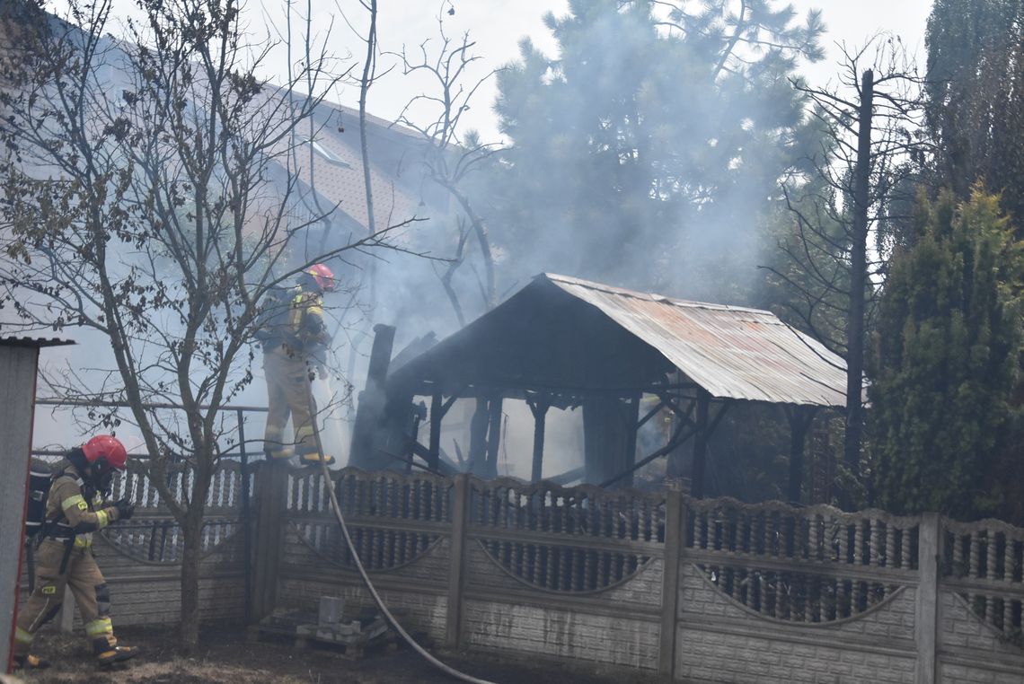 Pożar altany przy ulicy Krasickiego w Płońsku