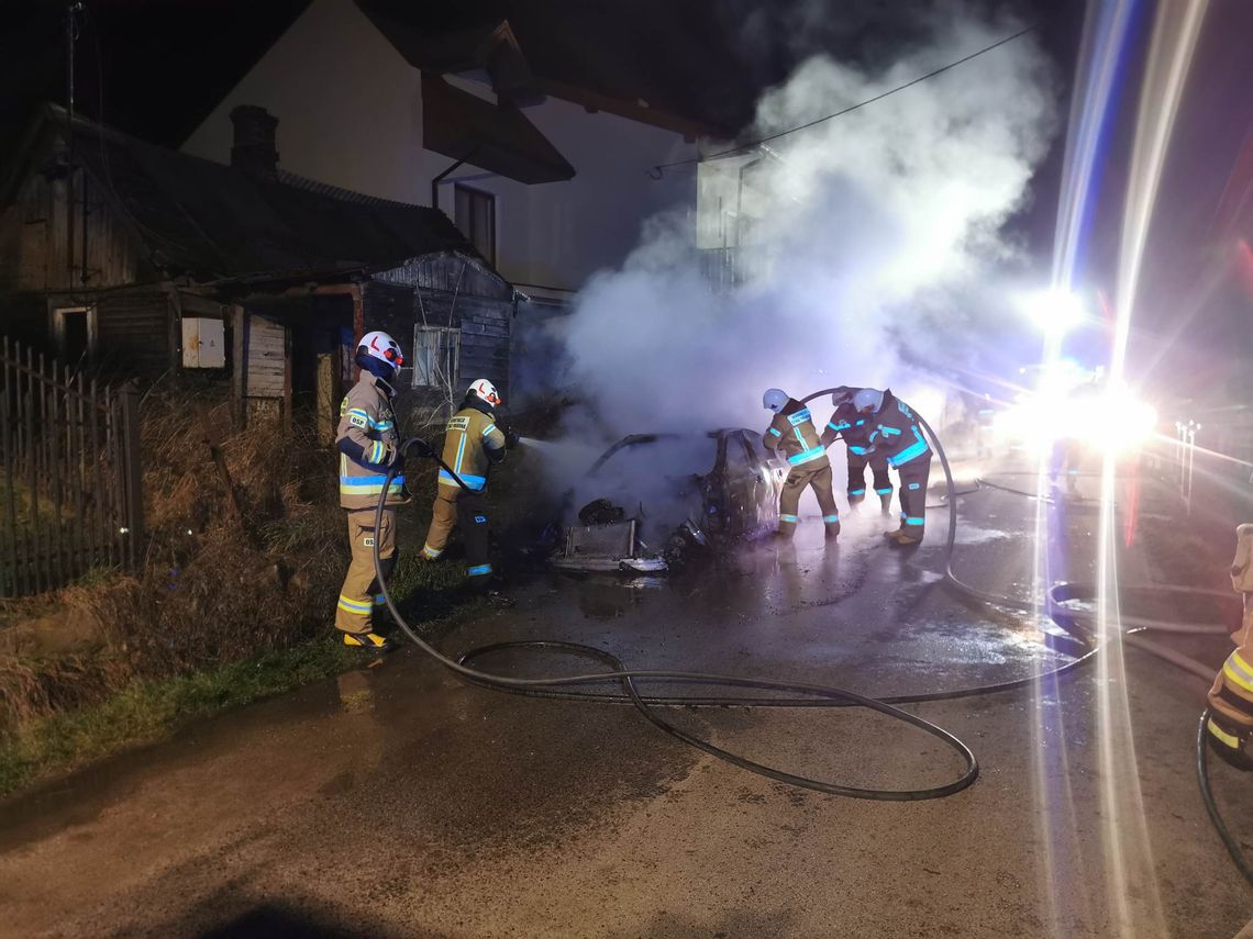 Pożar auta w gminie Czerwińsk. Podpalenie czy przypadkowe zwarcie?