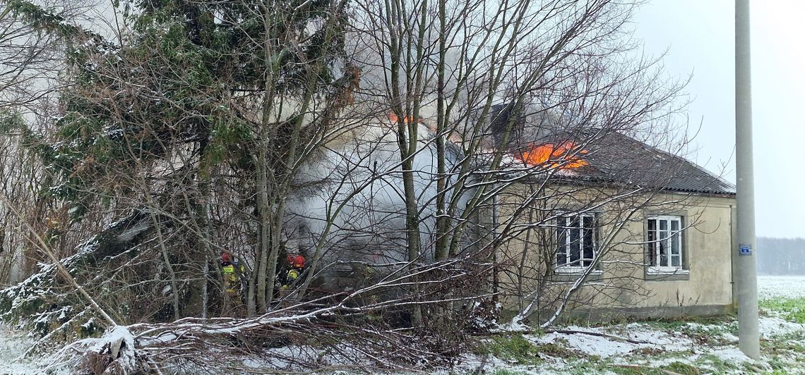 Pożar budynku mieszkalnego w gminie Dzierzążnia. Trwa akcja strażaków