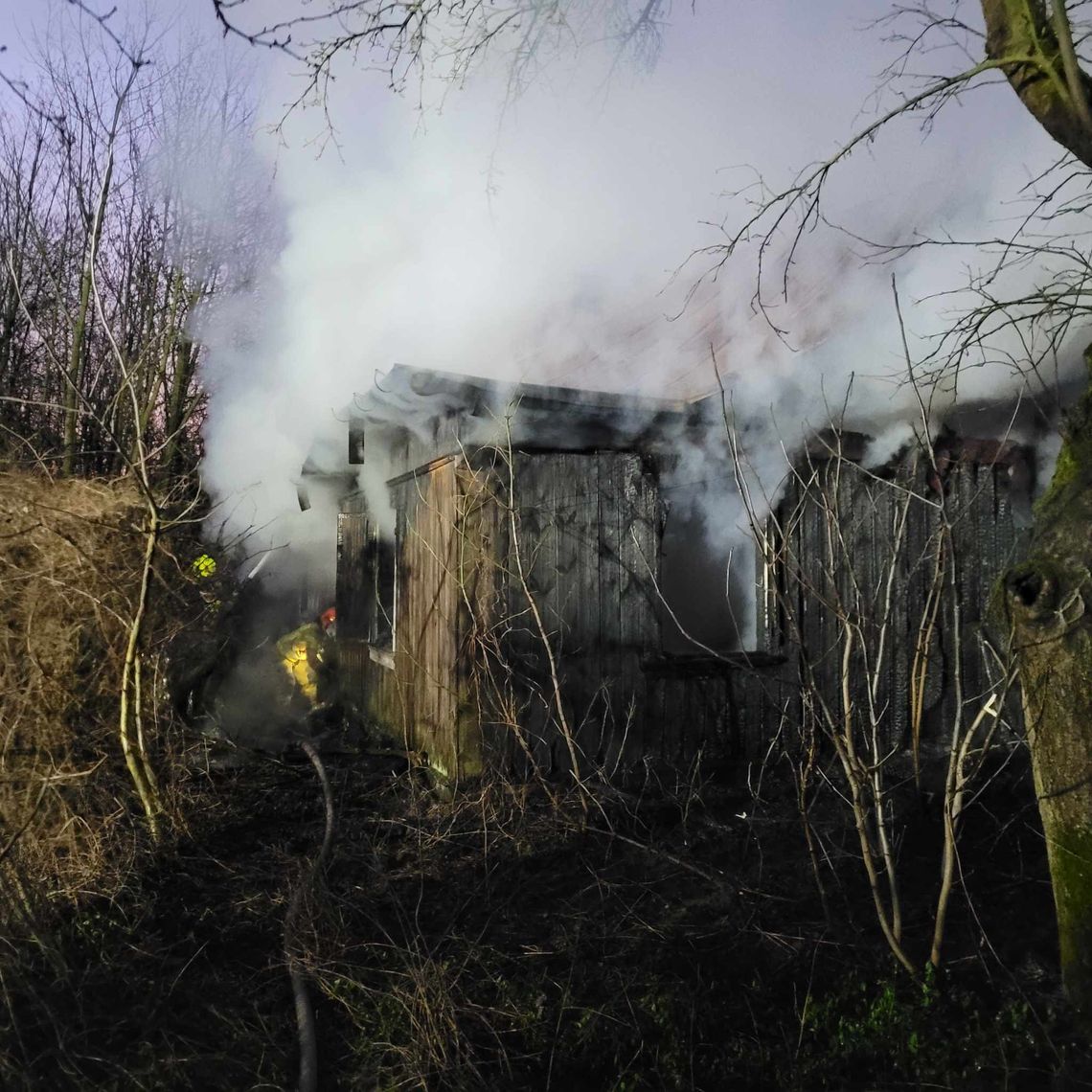 Pożar drewnianego domu w gminie Czerwińsk. Jedna osoba nie żyje