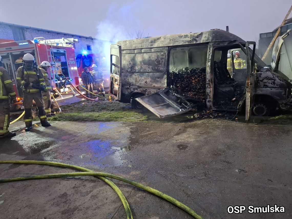 Pożar garażu w Kroczewie. 9 zastępów w akcji Pożar garażu w Kroczewie. 9 zastępów w akcji