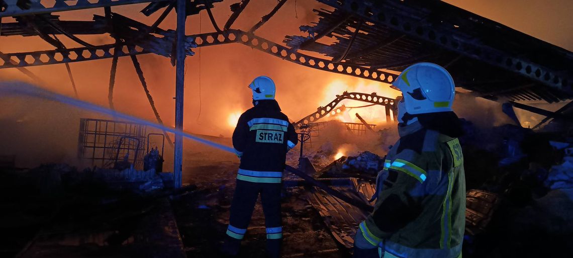 Pożar hali magazynowej w Nowym Modlinie. Ponad 20 zastępów w akcji