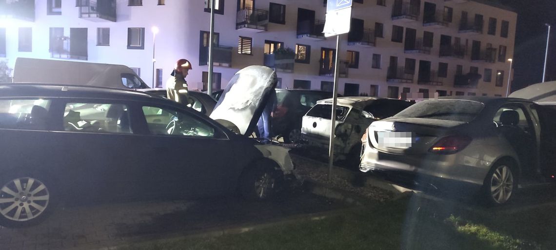 Pożar na osiedlu w Ciechanowie. Uszkodzonych 5 samochodów