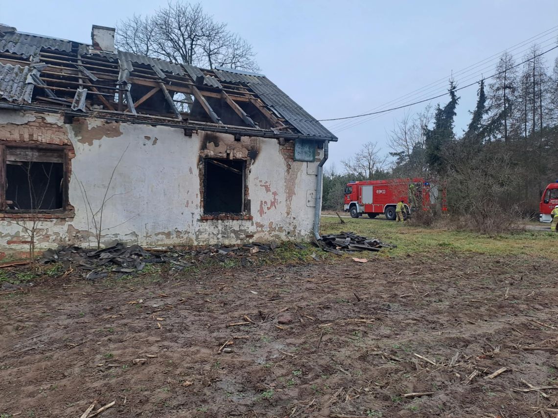 Pożar pustostanu, konary tarasujące drogi i płonąca wiązanka na cmentarzu - święta okiem strażaków w pow. ciechanowskim