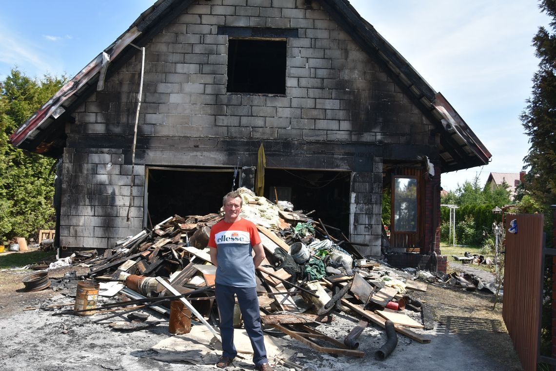 Pożar zabrał wspomnienia a przyniósł łzy. Pogorzelcy z Baboszewa proszą o pomoc