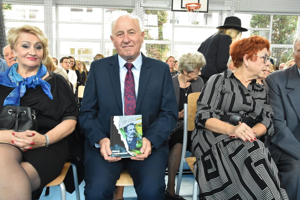 Prezentacja książki o historii Zespołu Szkół nr 2 w Płońsku