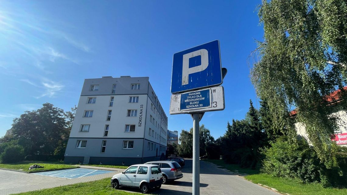 Problem z parkingiem przy ul. Szkolnej. Mieszkańcy chcą ograniczeń w dostępie