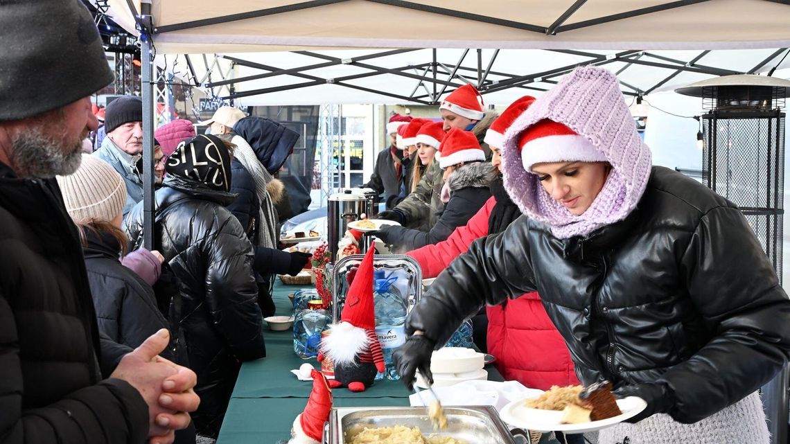Przedsmak świąt w płońskim rynku w czasie miejskiej wigilii i jarmarku