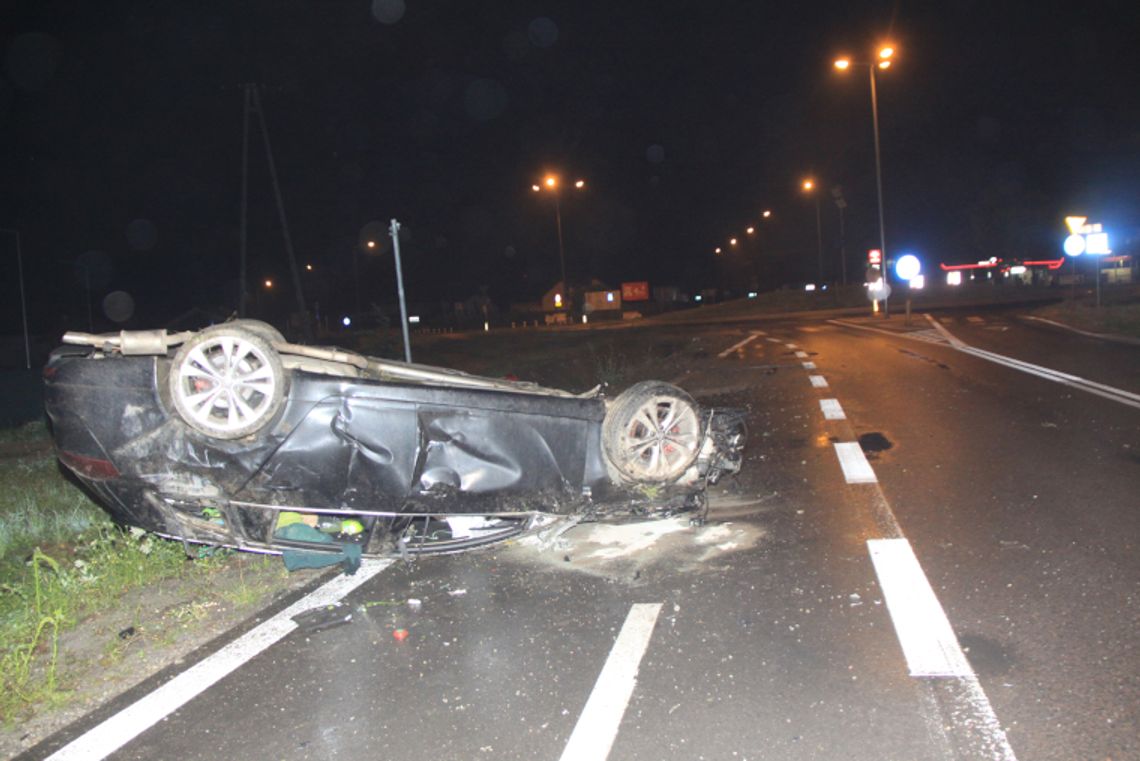 Przejechał przez rondo i dachował. Jedna osoba trafiła do szpitala