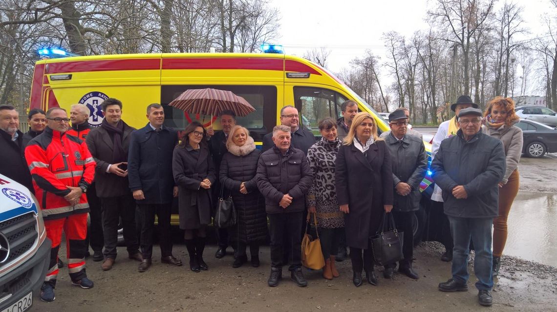 Przekazanie ambulansu dla podstacji w Raciążu 