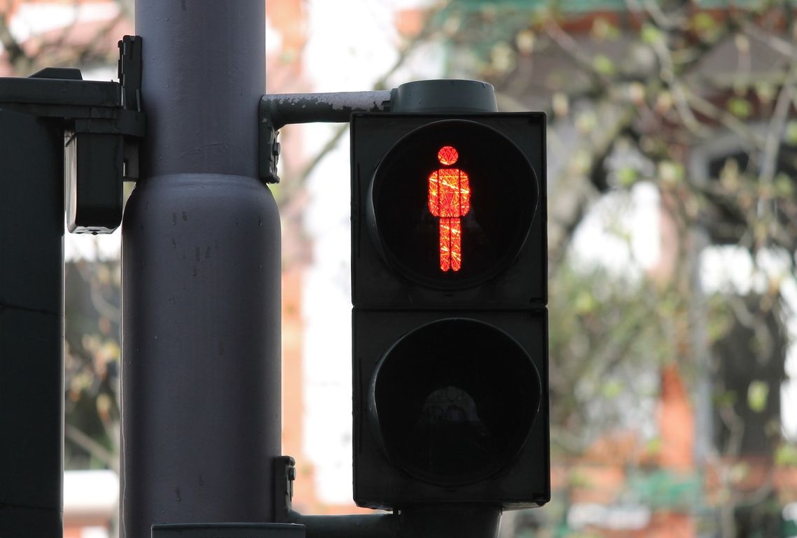 Przeszedł na czerwonym świetle. Dostał 1100 zł mandatu