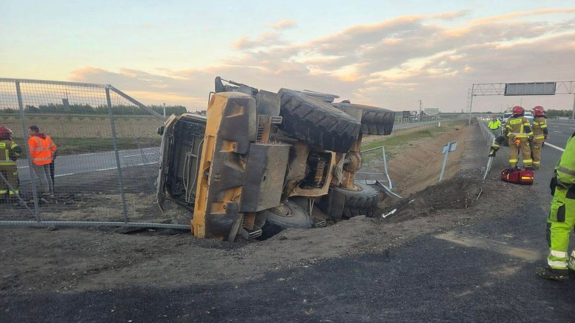 Przewrócona ładowarka w rowie. Operator pijany