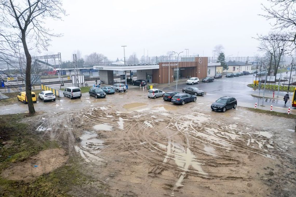 Przy PKP w Ciechanowie powstaną nowe parkingi. Wciąż za mało miejsc postojowych