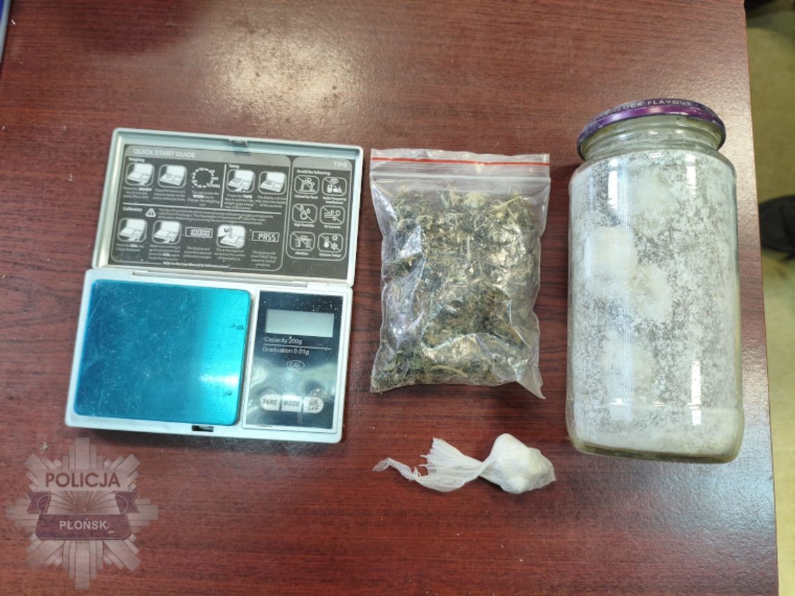 Przybudówka z drewnem na opał, kuchenne półki z przyprawami… a wśród nich schowki na narkotyki