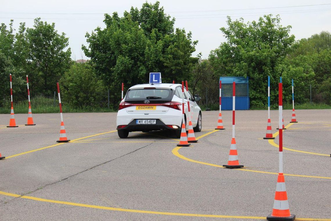 Przyjechał zdawać egzamin na prawo jazdy, odjechał własnym autem. Uważał, że jak zdał, to może jechać