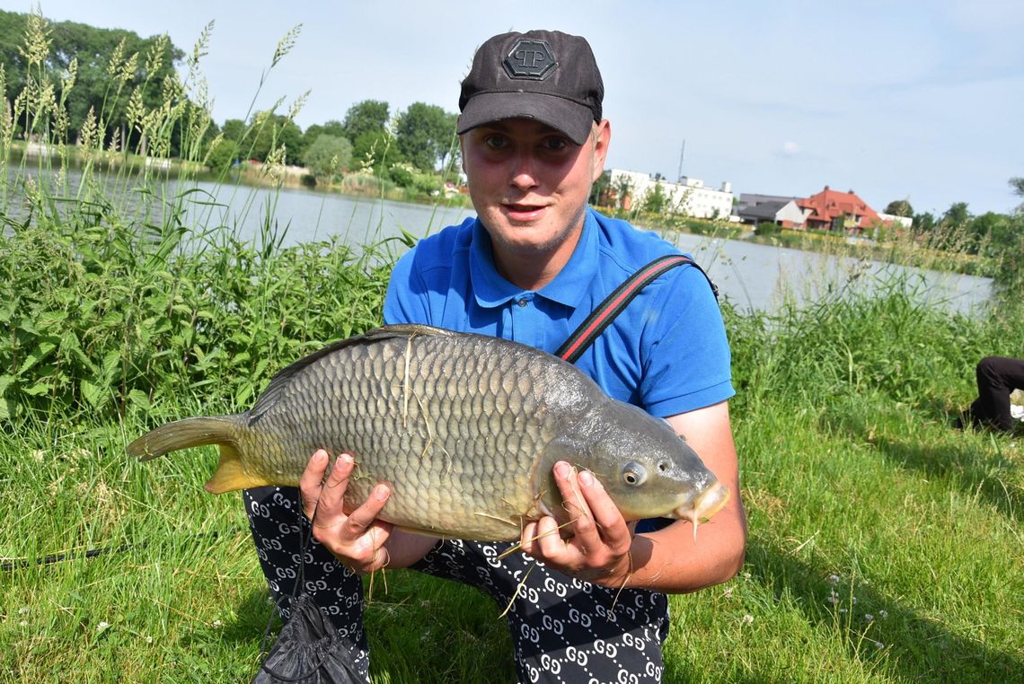 Puchar radnej dla szczęśliwca z karpiem Puchar radnej dla szczęśliwca z karpiem