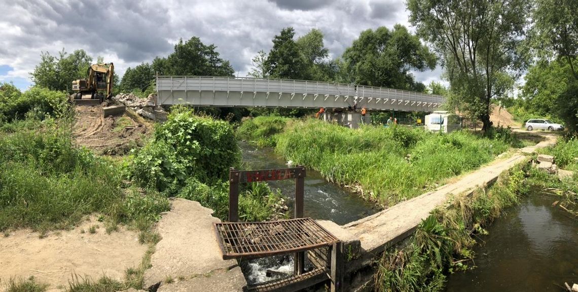 Remont mostu kolejowego nad Płonką. Czy wrócą biało-czerwone barwy?