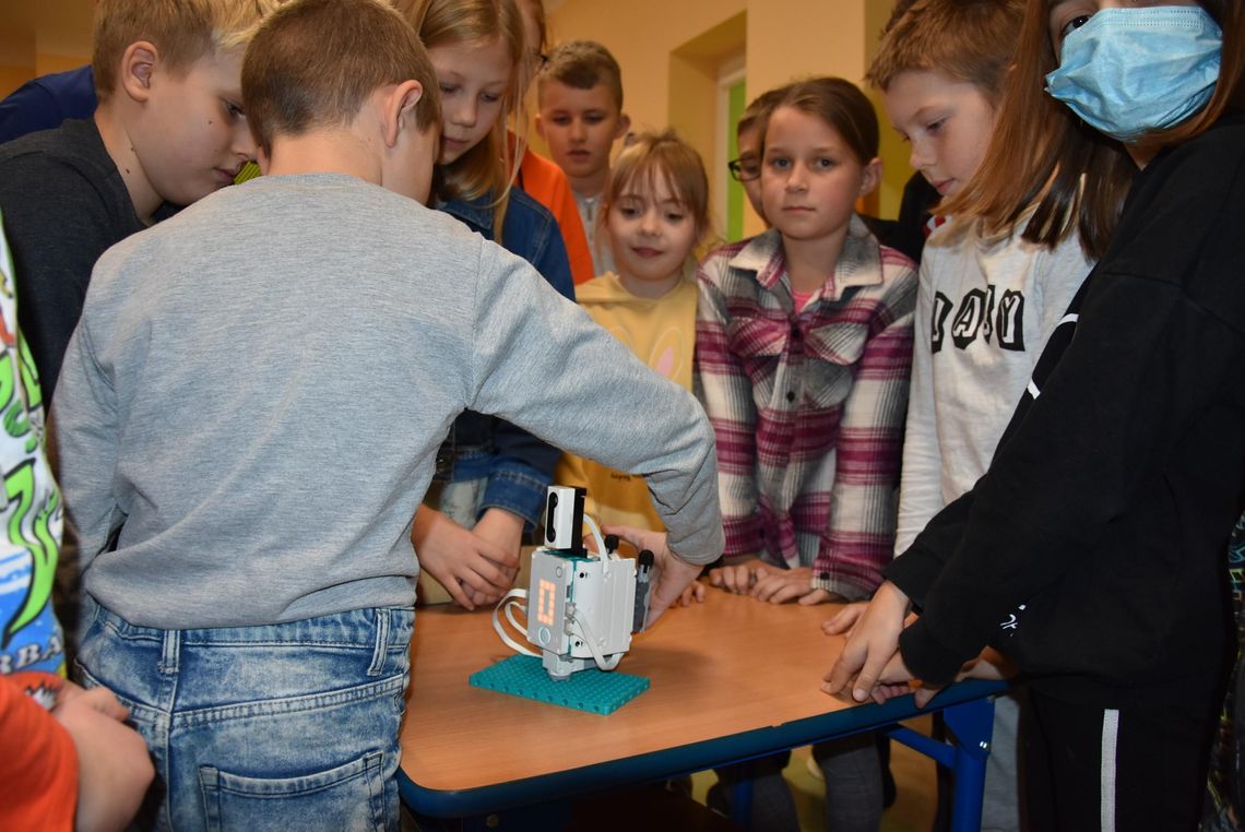 Roboty na lekcjach w SP 4 w Płońsku