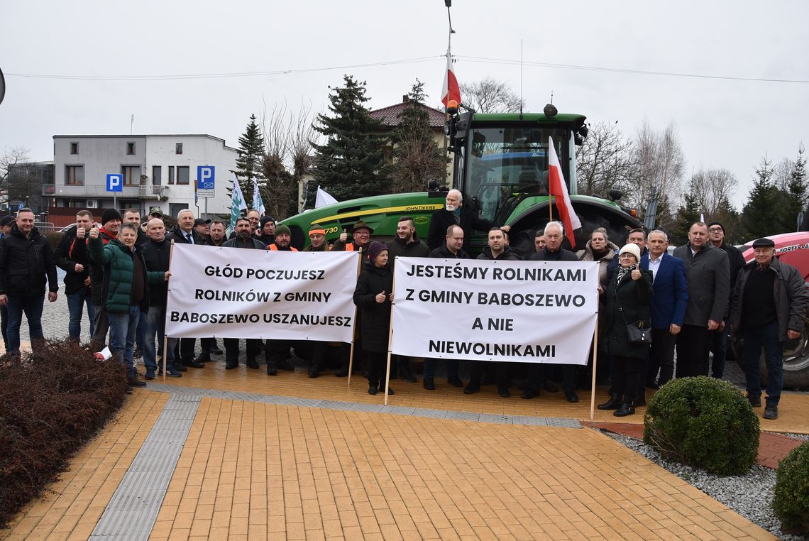 Rolnicy z gminy Baboszewo protestowali przed urzędem i na krajowej 10-tce