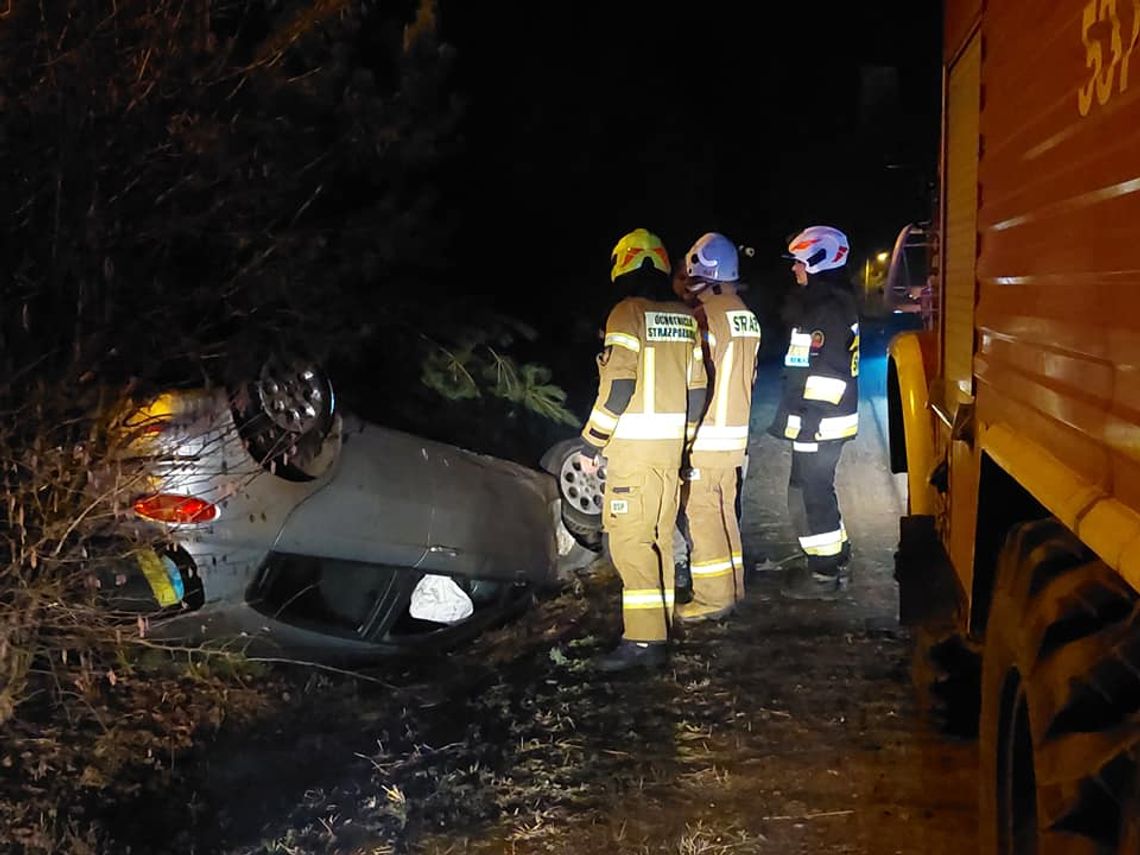 Rów, dachowanie i 32-latka z 2 promilami