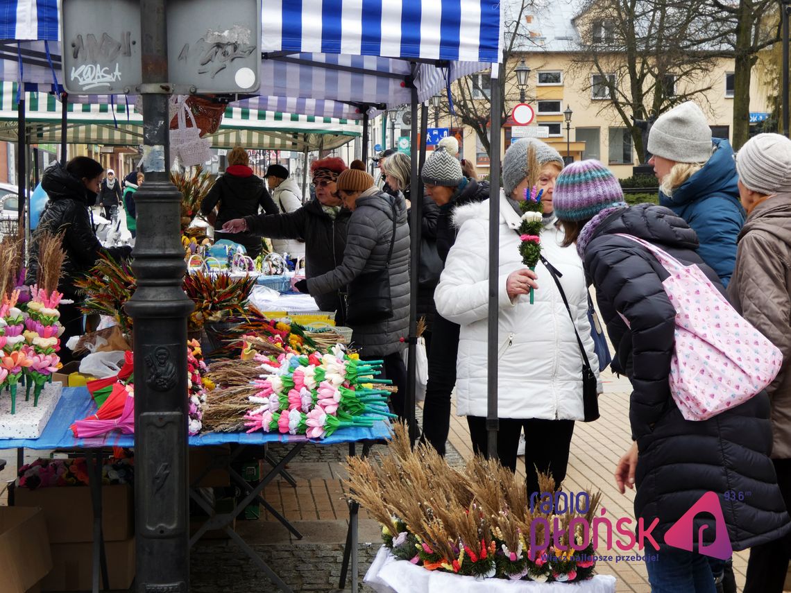 Rozpoczął się wielkanocny jarmark w Ciechanowie. Na deptaku stanęły stragany, w "W18" odbywają się warsztaty